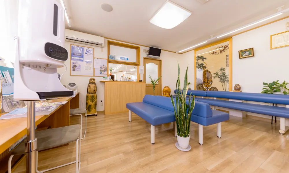 お入りいただきましたら、待合室の奥に受付がございます。